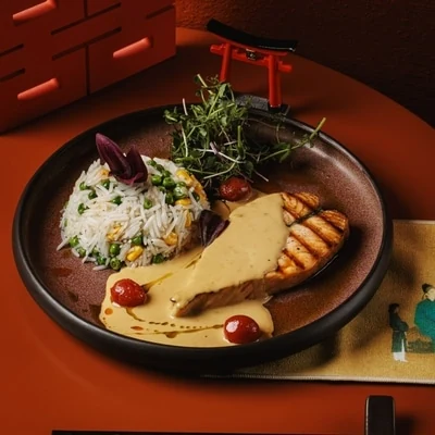 Grilled chicken with rice and curry sauce