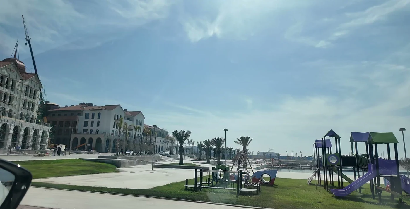 The quarter's garden square with a playground (a frame from a video of the channel “Evrey iz Baku”, May 2025)