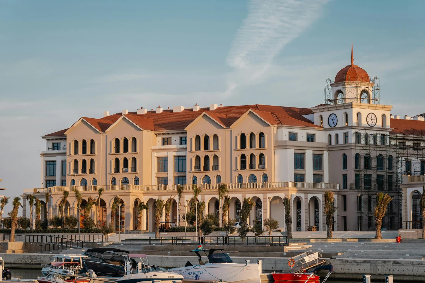 Фасады Marina Village со стороны воды