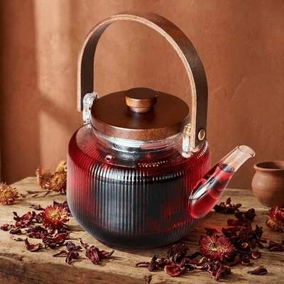 Hibiskus və ləçəkli şüşə çaydan